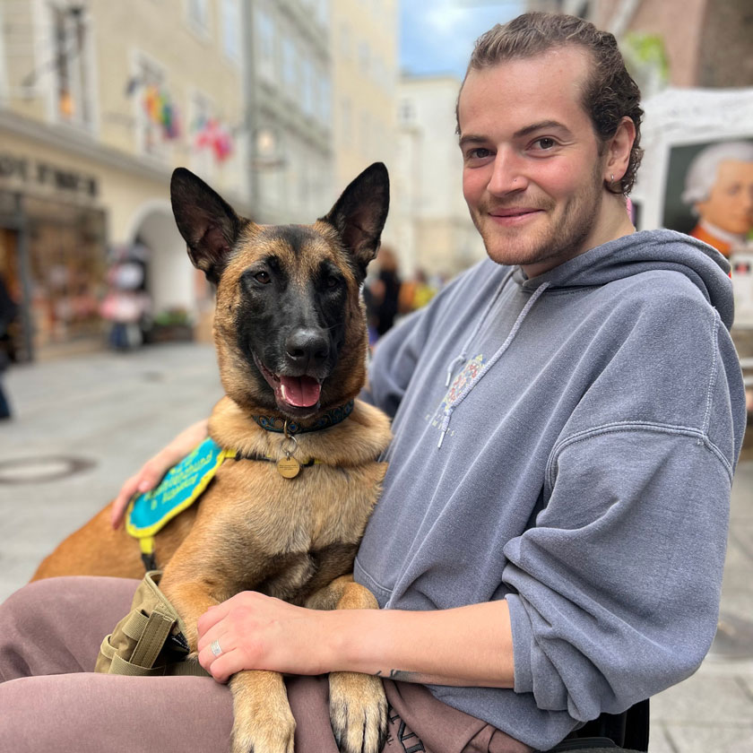 Die Kynotec Salzburg GmbH bietet hochqualifizierte Assistenzhundeausbildungen und ausgebildete Assistenzhunde an.